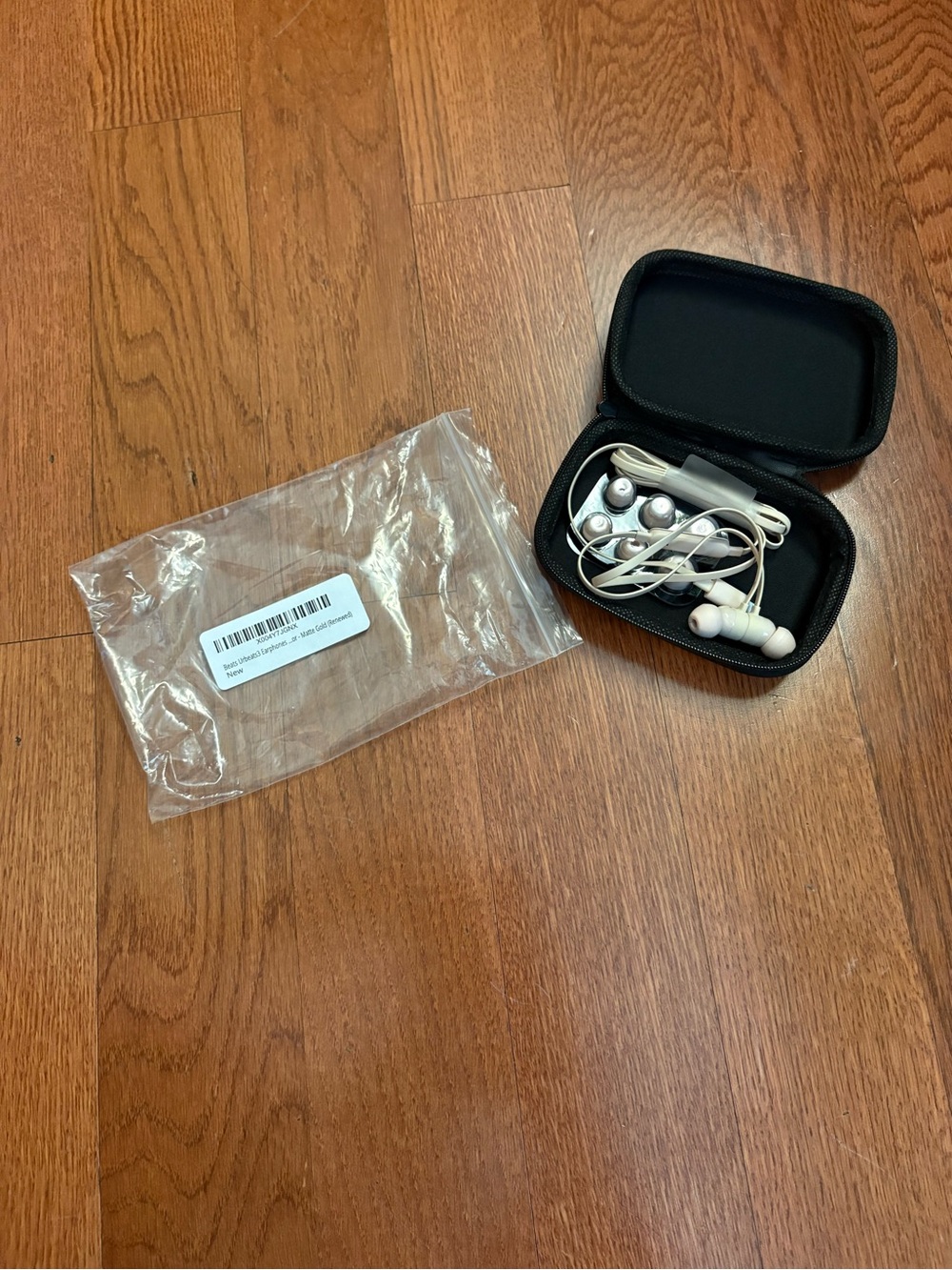 Beats by Dre UrBeats 3 Magnetic In-Ear Earbuds with Carrying Case and Extra Tips - Picture 2 of 4